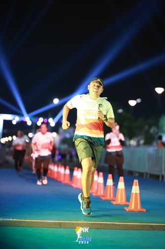 Race photo from PIK NITE RUN 2025