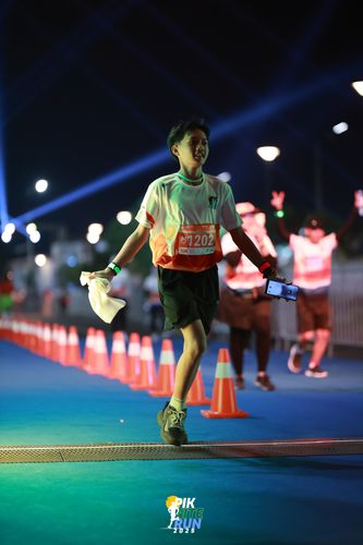 Race photo from PIK NITE RUN 2025