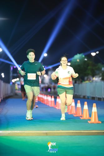 Race photo from PIK NITE RUN 2025