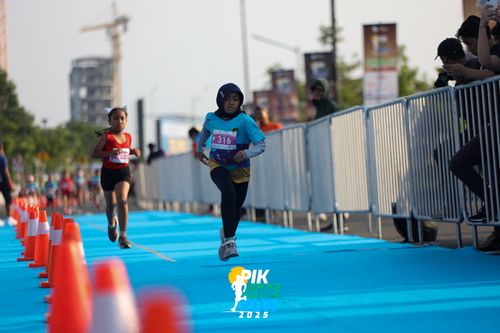 Race photo from PIK NITE RUN 2025