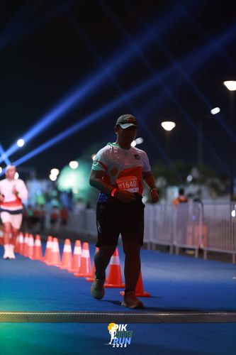 Race photo from PIK NITE RUN 2025