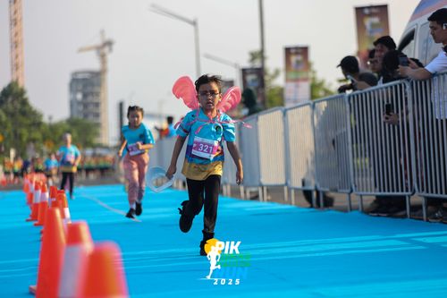Race photo from PIK NITE RUN 2025