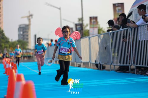 Race photo from PIK NITE RUN 2025