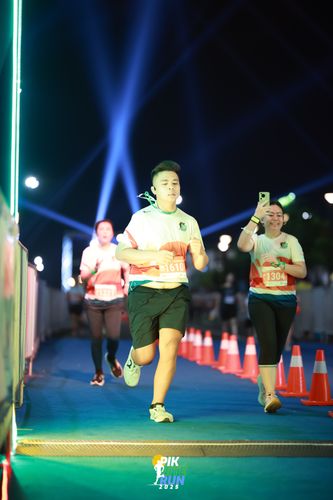 Race photo from PIK NITE RUN 2025