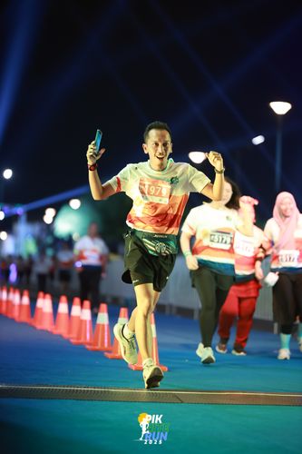 Race photo from PIK NITE RUN 2025