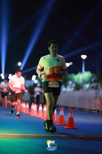 Race photo from PIK NITE RUN 2025