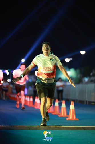 Race photo from PIK NITE RUN 2025