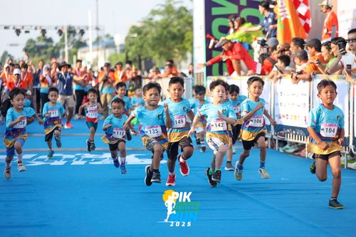Race photo from PIK NITE RUN 2025