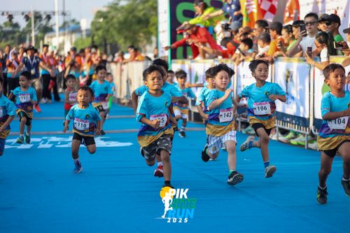 Race photo from PIK NITE RUN 2025