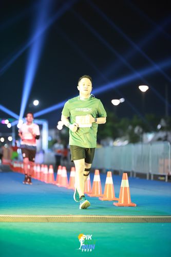 Race photo from PIK NITE RUN 2025