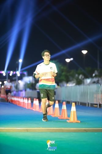Race photo from PIK NITE RUN 2025