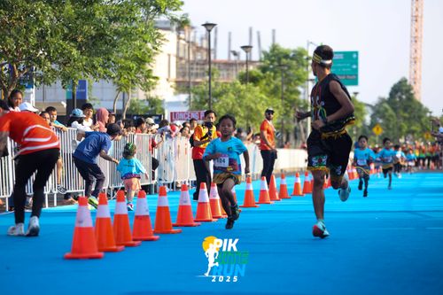 Race photo from PIK NITE RUN 2025