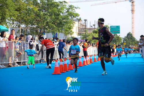 Race photo from PIK NITE RUN 2025