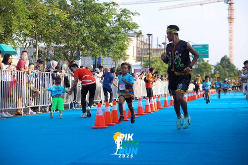Race photo from PIK NITE RUN 2025