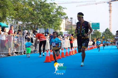 Race photo from PIK NITE RUN 2025
