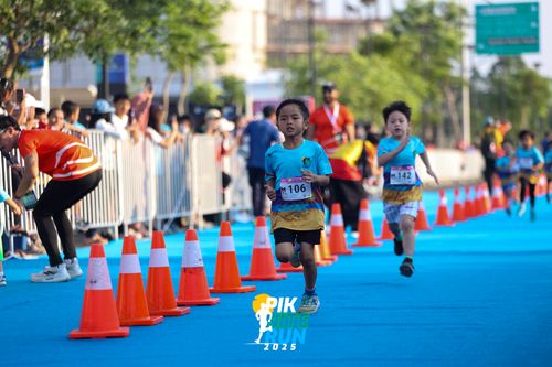 Race photo from PIK NITE RUN 2025