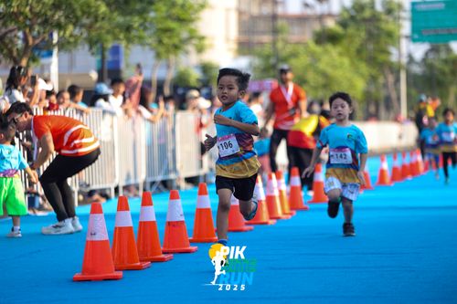 Race photo from PIK NITE RUN 2025