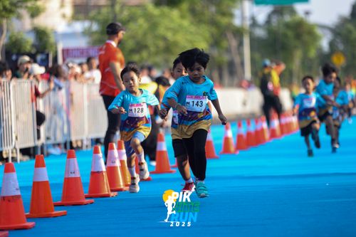 Race photo from PIK NITE RUN 2025