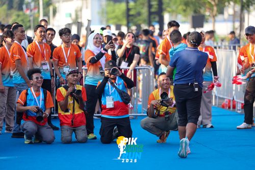 Race photo from PIK NITE RUN 2025