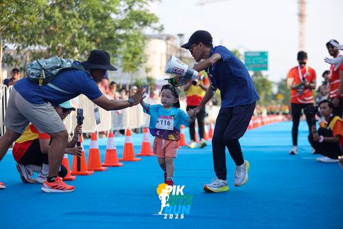 Race photo from PIK NITE RUN 2025