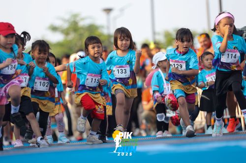 Race photo from PIK NITE RUN 2025