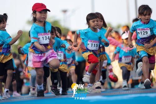 Race photo from PIK NITE RUN 2025