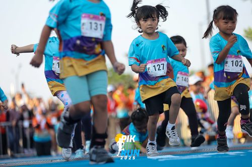 Race photo from PIK NITE RUN 2025