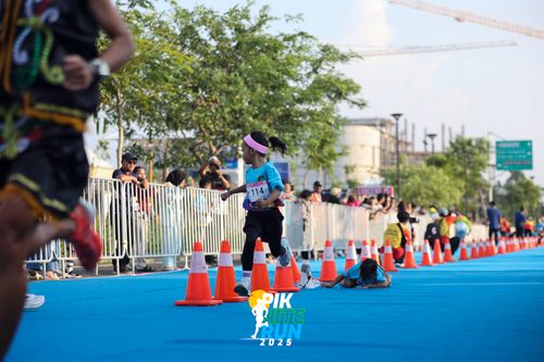 Race photo from PIK NITE RUN 2025
