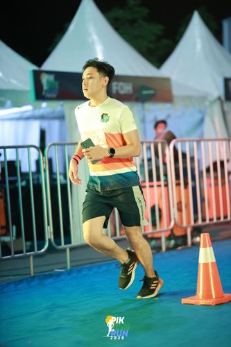 Race photo from PIK NITE RUN 2025