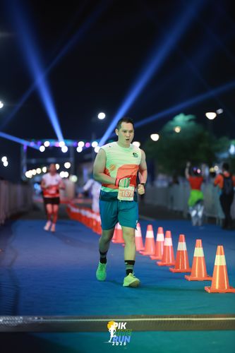 Race photo from PIK NITE RUN 2025