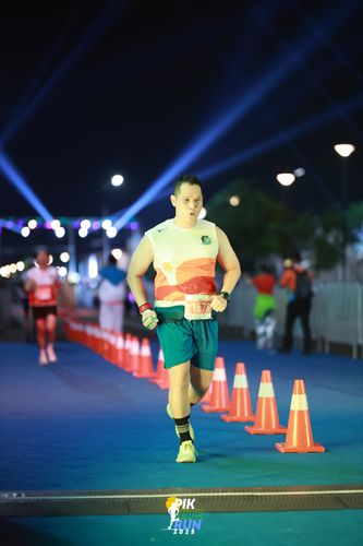 Race photo from PIK NITE RUN 2025