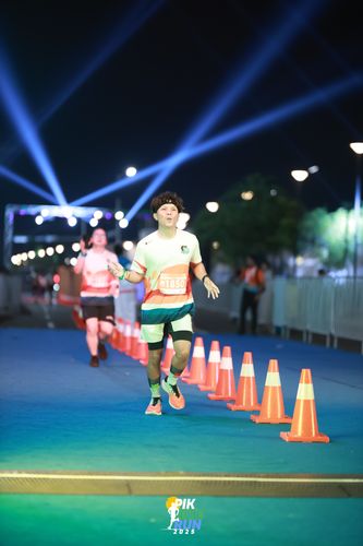 Race photo from PIK NITE RUN 2025