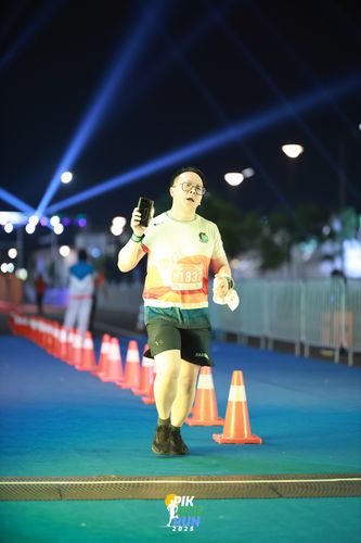 Race photo from PIK NITE RUN 2025