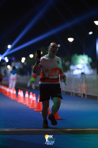 Race photo from PIK NITE RUN 2025