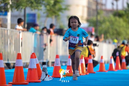 Race photo from PIK NITE RUN 2025