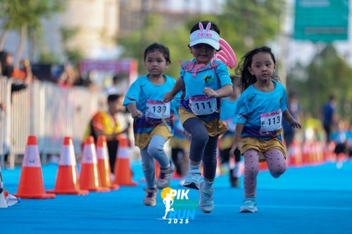 Race photo from PIK NITE RUN 2025
