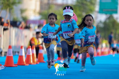 Race photo from PIK NITE RUN 2025