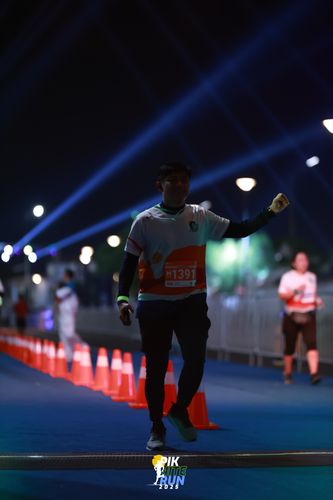 Race photo from PIK NITE RUN 2025