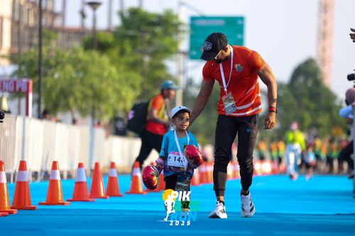 Race photo from PIK NITE RUN 2025