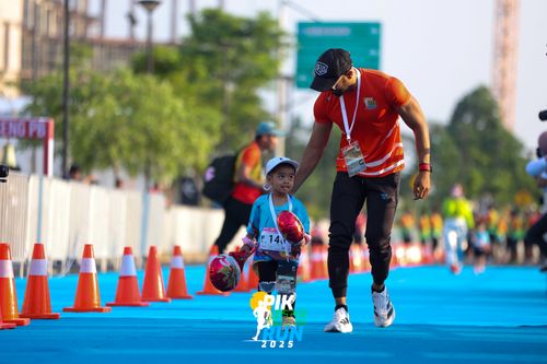 Race photo from PIK NITE RUN 2025