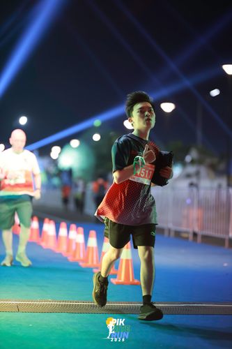 Race photo from PIK NITE RUN 2025
