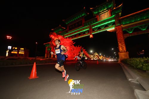 Race photo from PIK NITE RUN 2025