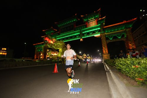 Race photo from PIK NITE RUN 2025