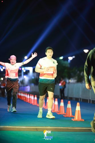 Race photo from PIK NITE RUN 2025