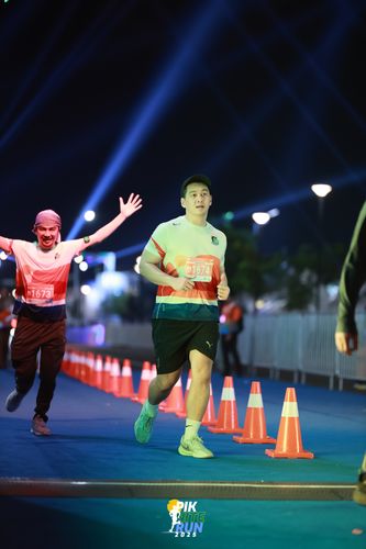 Race photo from PIK NITE RUN 2025