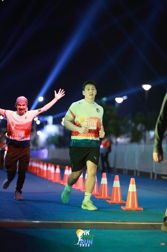 Race photo from PIK NITE RUN 2025