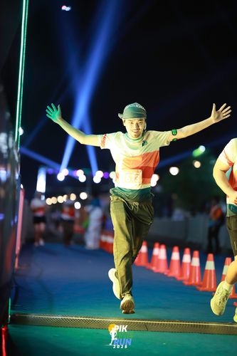 Race photo from PIK NITE RUN 2025