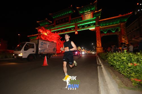 Race photo from PIK NITE RUN 2025