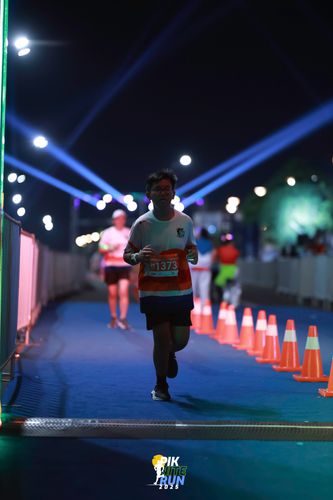 Race photo from PIK NITE RUN 2025