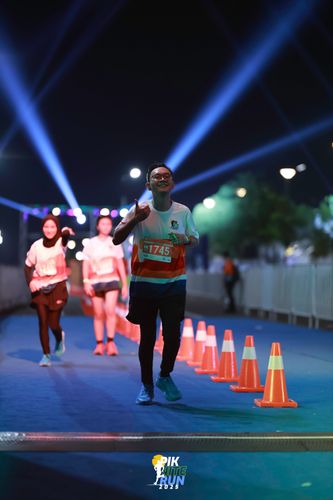 Race photo from PIK NITE RUN 2025